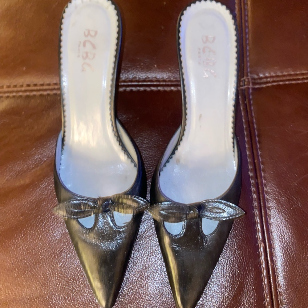 BCBG BLACK LEATHER BOW SLIP-ON HEELS -  SIZE 7